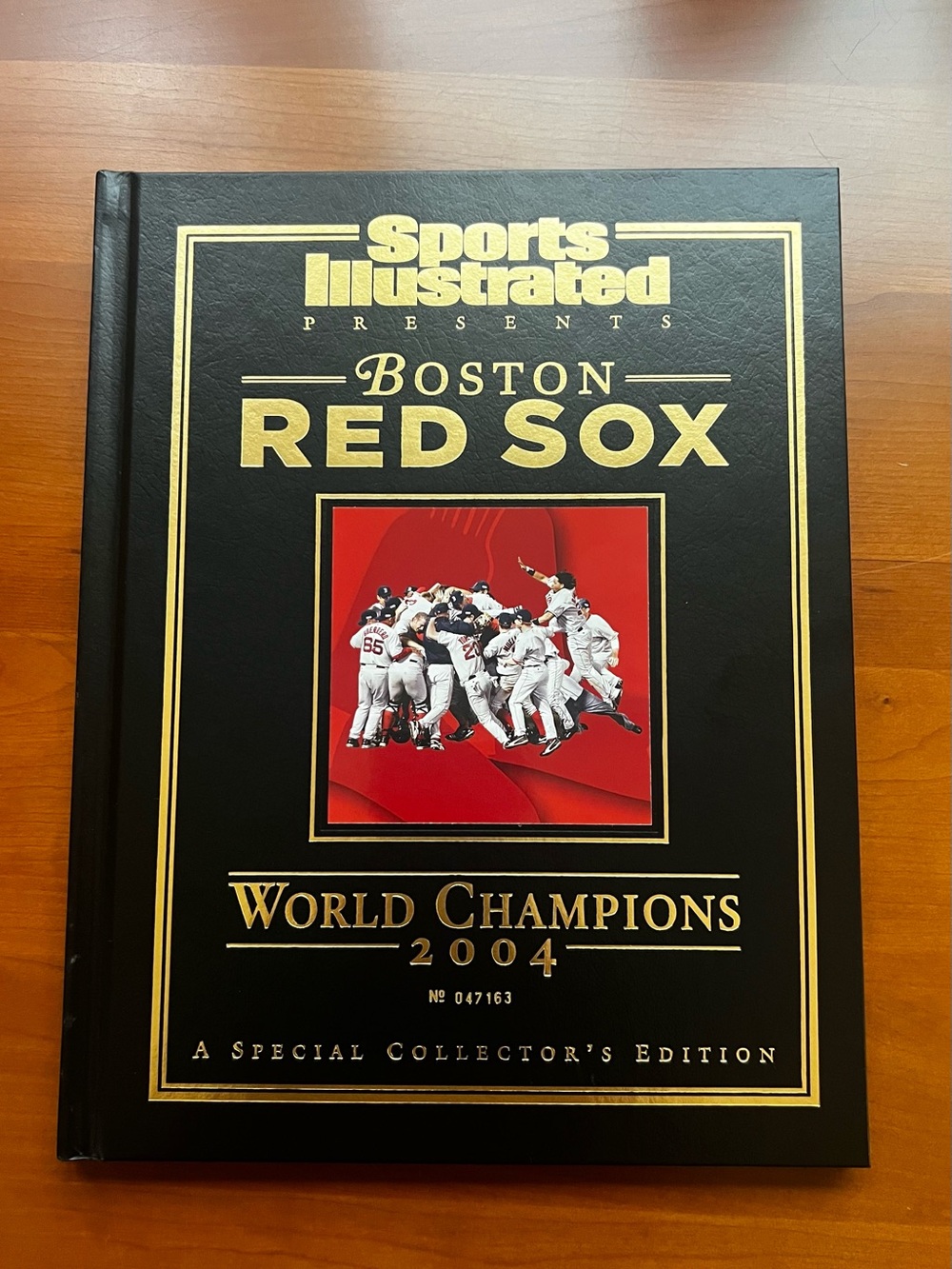 SPORTS ILLUSTRATED COLLECTOR’S EDITION BOSTON RED SOX 2004 WORLD SERIES CHAMPION